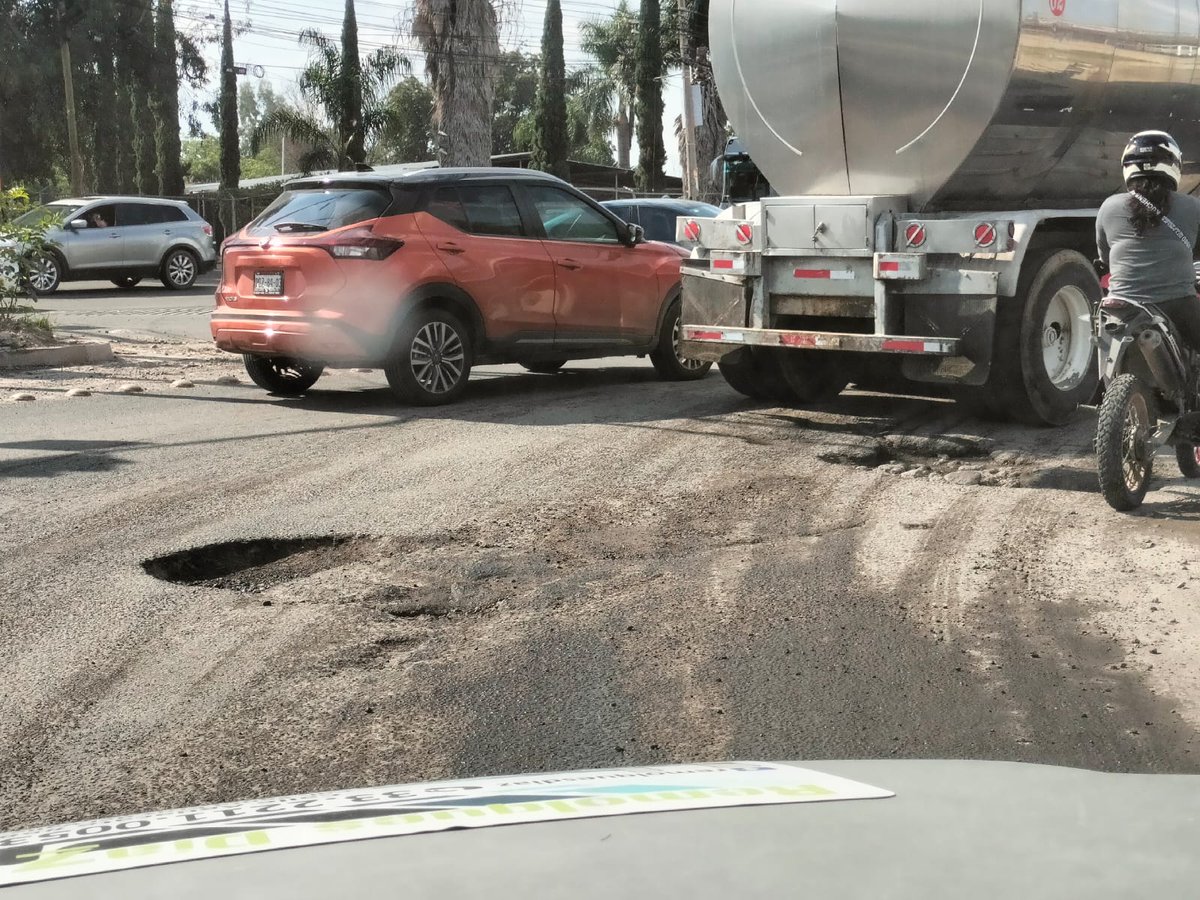 DavidDays7's tweet photo. Y que onda entonces @GobTlajomulco hasta cuándo piensan reparar, pero REPARAR (no sólo parchar con su porquería de chapopote que ponen) todo Adolf horn hasta santa cruz del valle? @Trafico_ZMG @EnriqueAlfaroR https://t.co/f5fDNHRKIE