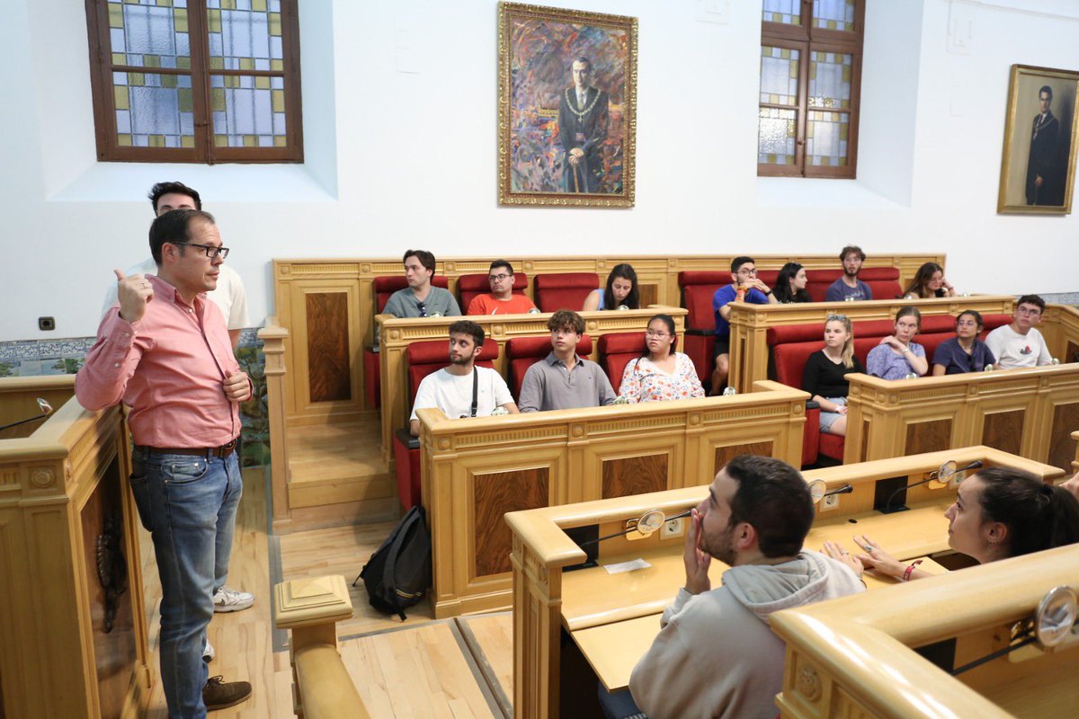 ToledoAyto's tweet photo. 👉🏼 Un grupo de jóvenes de @AcgToledo llegados desde varios países han visitado hoy la ciudad

🤝 El concejal de Educación @DanielMorcillo7 los ha recibido en el Ayuntamiento https://t.co/BLUJY7XVA2