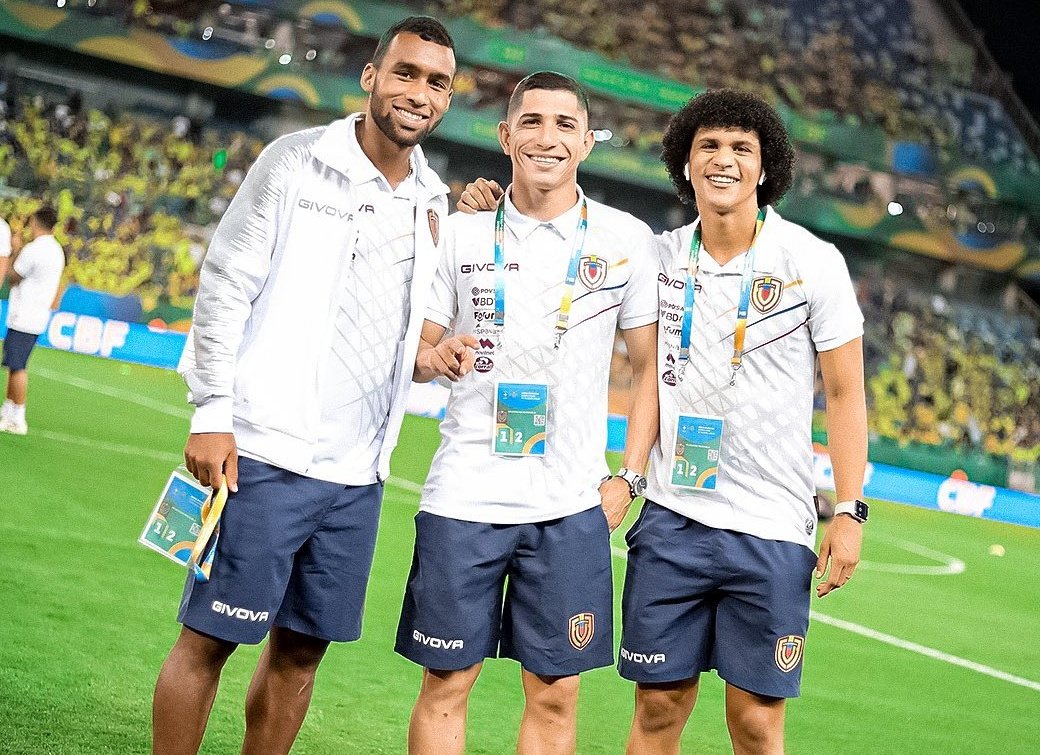Y en una foto casual previa al partido, estos tres ya hacían gala de su mágica conexión. Casseres Jr., Savarino y Bello, los artífices de un gol que será indeleble en nuestra historia. ⚽❤️🇻🇪

📷 <a href="/SeleVinotinto/">La Vinotinto</a>