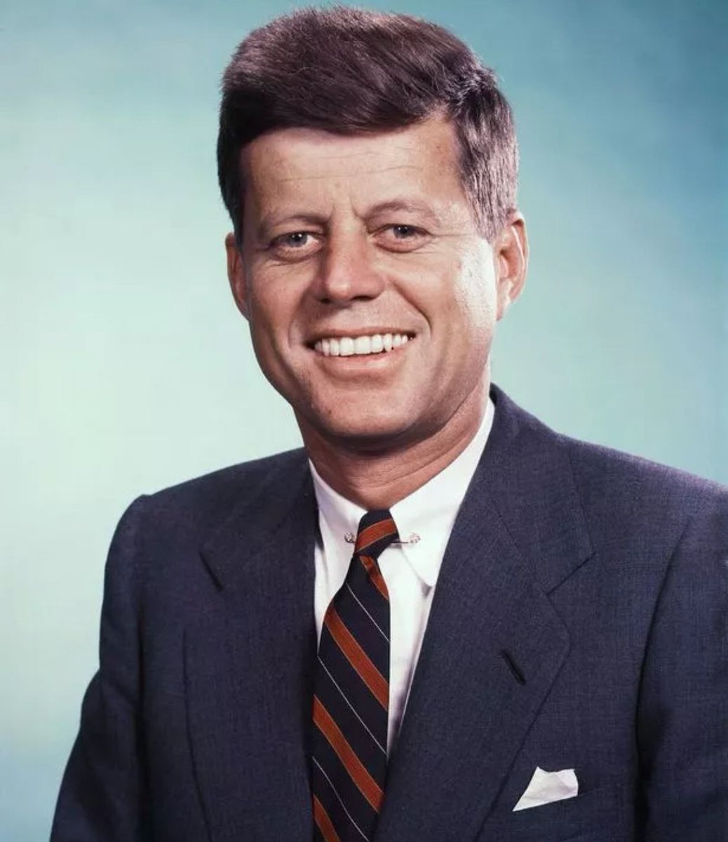 PopCrave's tweet photo. Netflix is developing a limited series based on the life of President John F. Kennedy. 

Sources say the streamer envisions the series as an American version of 'The Crown.'

🔗: https://t.co/i2kw5MRgja https://t.co/Jt0kiI3pYA