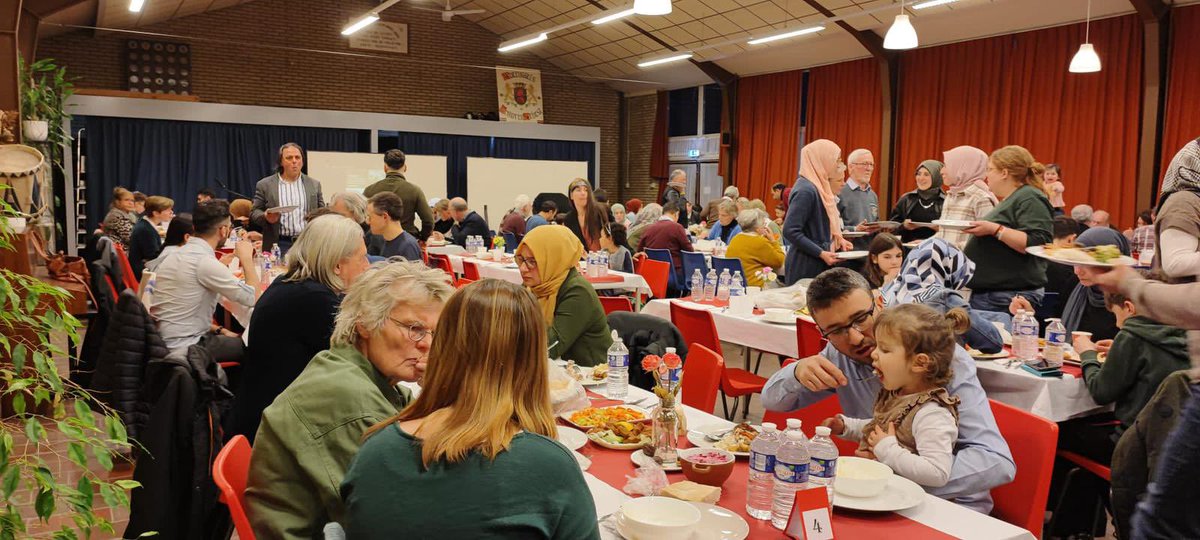 stichtingebru's tweet photo. Stichting Ebru organiseerde een iftarprogramma tijdens de Ramadan. Veel vrijwilligers en bekenden woonden het diner in Hengelo bij. We hebben samen gegeten, theater gekeken en veel gekletst. Het was een gezellige avond https://t.co/gqRL1BsEx7