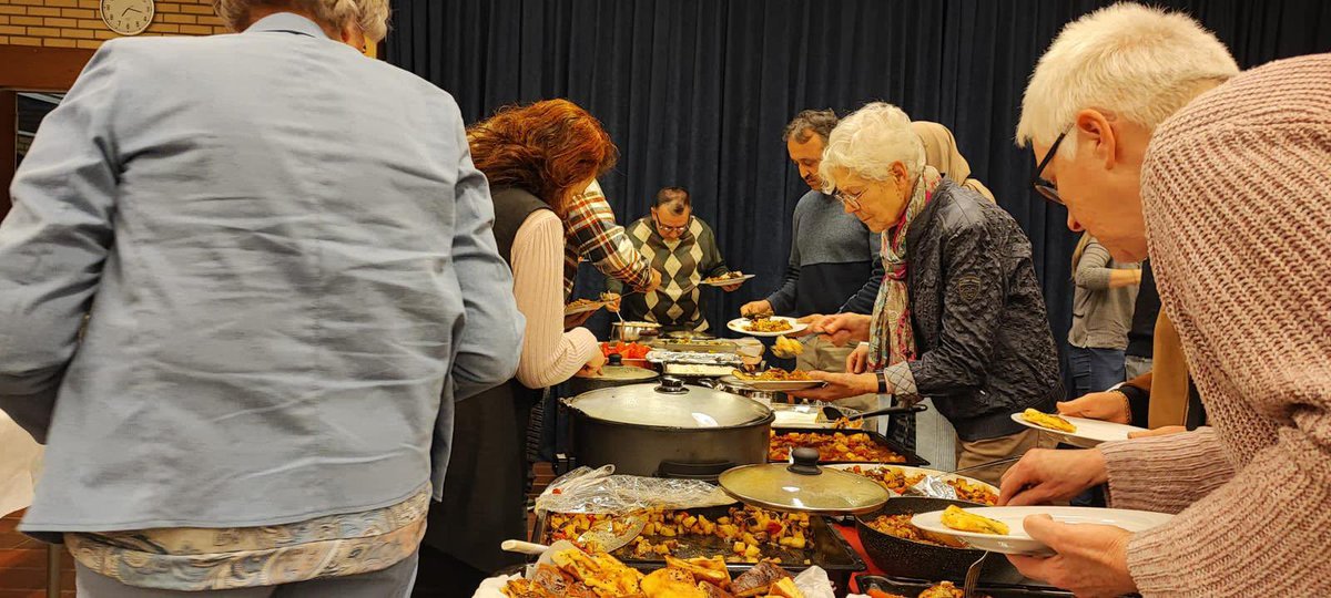 stichtingebru's tweet photo. Stichting Ebru organiseerde een iftarprogramma tijdens de Ramadan. Veel vrijwilligers en bekenden woonden het diner in Hengelo bij. We hebben samen gegeten, theater gekeken en veel gekletst. Het was een gezellige avond https://t.co/gqRL1BsEx7