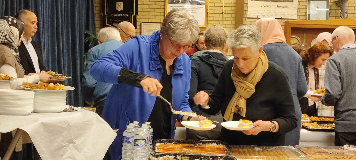 stichtingebru's tweet photo. Stichting Ebru organiseerde een iftarprogramma tijdens de Ramadan. Veel vrijwilligers en bekenden woonden het diner in Hengelo bij. We hebben samen gegeten, theater gekeken en veel gekletst. Het was een gezellige avond https://t.co/gqRL1BsEx7