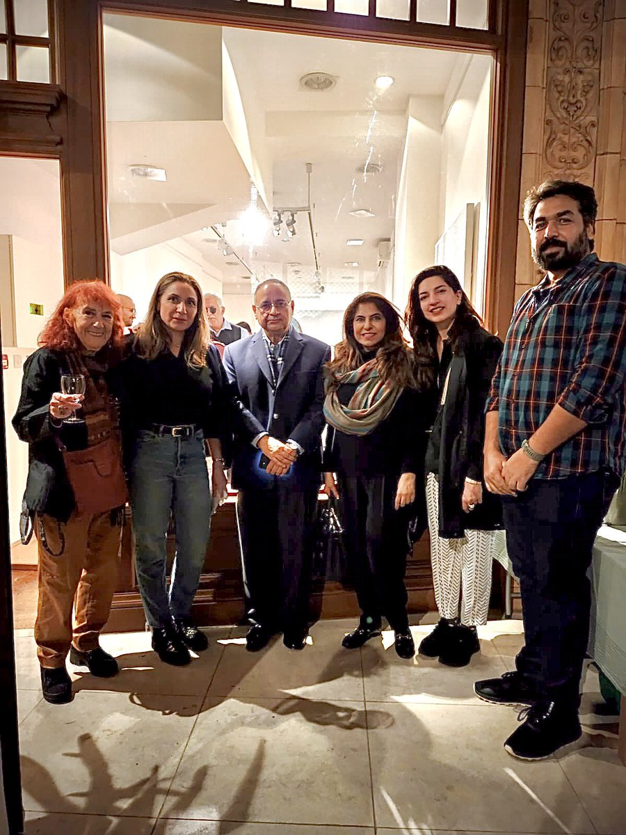 zahirrahimtoola's tweet photo. It was a delightful experience meeting and engaging with talented artists from Pakistan: #FaizaButt, #SabaKhan #SajidPalia thanks to #SameeraRaja at @canvasgallery and @grosvenorgallery. 🎨 #ArtisticEncounter #PakistanArtists 🇬🇧 🇵🇰 https://t.co/FKdZZ2zbDL