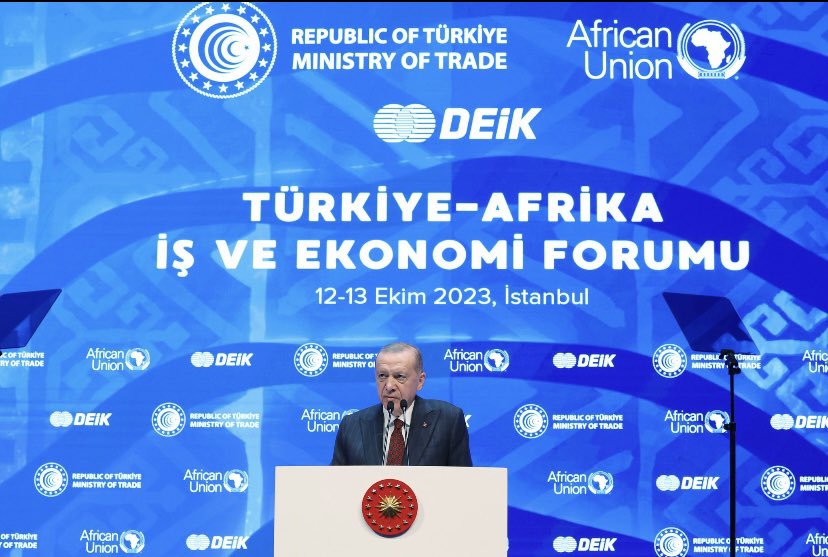 Cumhurbaşkanımız Sn.@RTErdogan; ABD'nin PKK'nın Suriye'deki uzantılarıyla bu ülkede yürüttüğü faaliyetler, Türkiye'nin milli güvenliği için olağanüstü bir tehdit mahiyetine sahiptir. 📍Türkiye-Afrika İş ve Ekonomi Formu