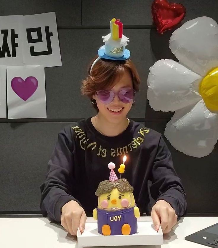 Dumill15's tweet photo. Happy birthday sweet Mochi, your existence makes me very happy💜✨🐥
#방탄소년단지민 #BTS #BTSARMY #BTSJIMIN #JIMIN #ParkJimin #JiminDay #HappyJiminDay #ItBoyBirthday #HappyBirthdayJimin https://t.co/pN4z5rfYKX