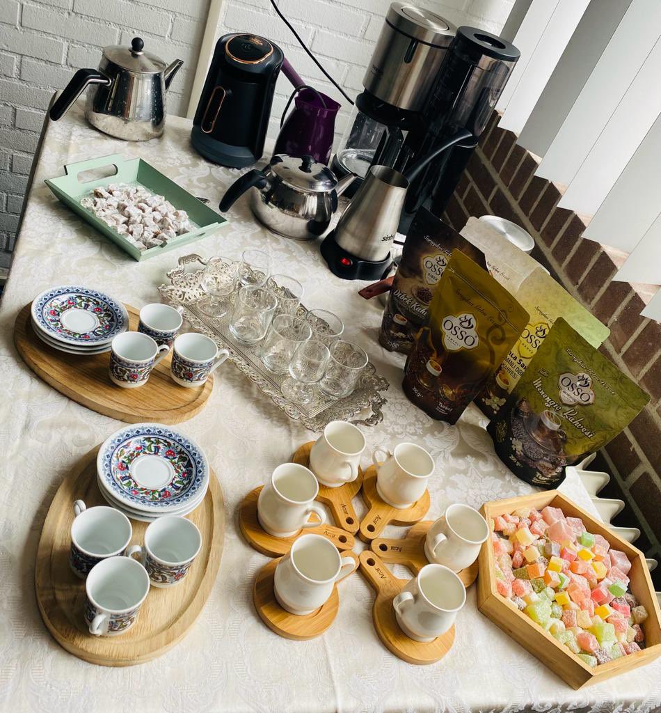 stichtingebru's tweet photo. Bij stichting Ebru vond de Turkse koffiedag plaats.  Er werden  heerlijke  Turkse koffiesoorten  geproefd en er werd een theaterstukje opgevoerd waarin het belang van koffie op een speciale dag werd uitgelegd.  Het was een prachtige dag met lieve gasten. https://t.co/9RQueGv4Xb