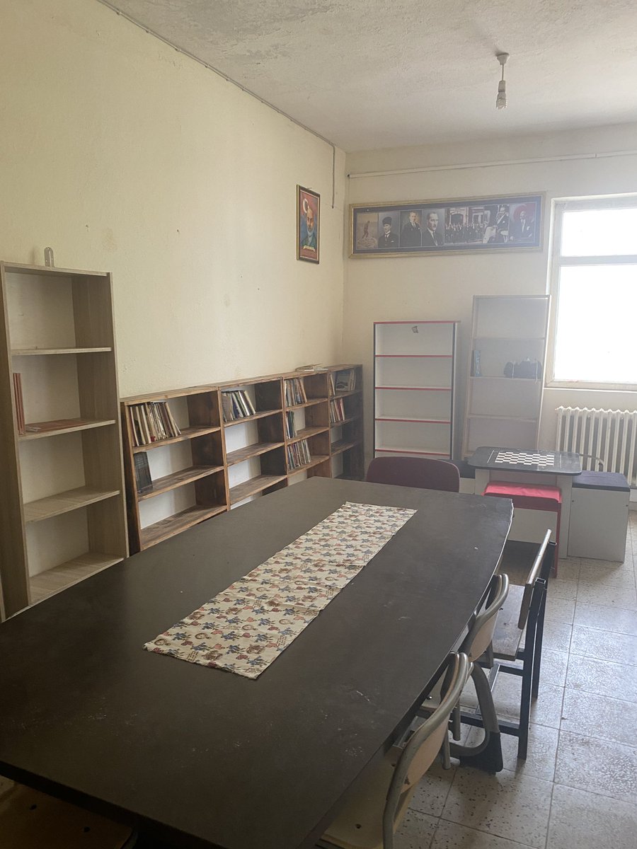 guneylice7's tweet photo. @kocakaplan1903 Bence bizim köy okuluna bir desteğiniz dokunabilir hocam gördüğünüz gibi kütüphanemiz bu şekilde elden ne gelirse artık desteklerinizi bekliyoruz🙏 https://t.co/s6RQc60A0q
