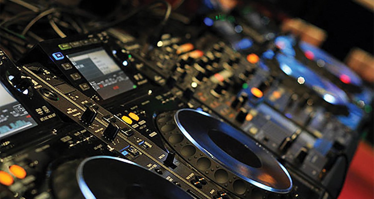 inanda884fm's tweet photo. #THE_SHAKEDOWN_SHOW 23:00 Till 02:00 With @iamCannonSA
.
#WEEKEND_UNLOCKER_MIX BY @DJMDU3  ""

#ContactUsInStudio
WhatsApp : 068 764 9969
Twitter : @inanda884fm
https://t.co/vAF39sgScr
.
#IqalileYenzaNjalo📷📷📷
#UnlockTheWeekend
#TodaysBestRadio https://t.co/Qacxgj0Rnj
