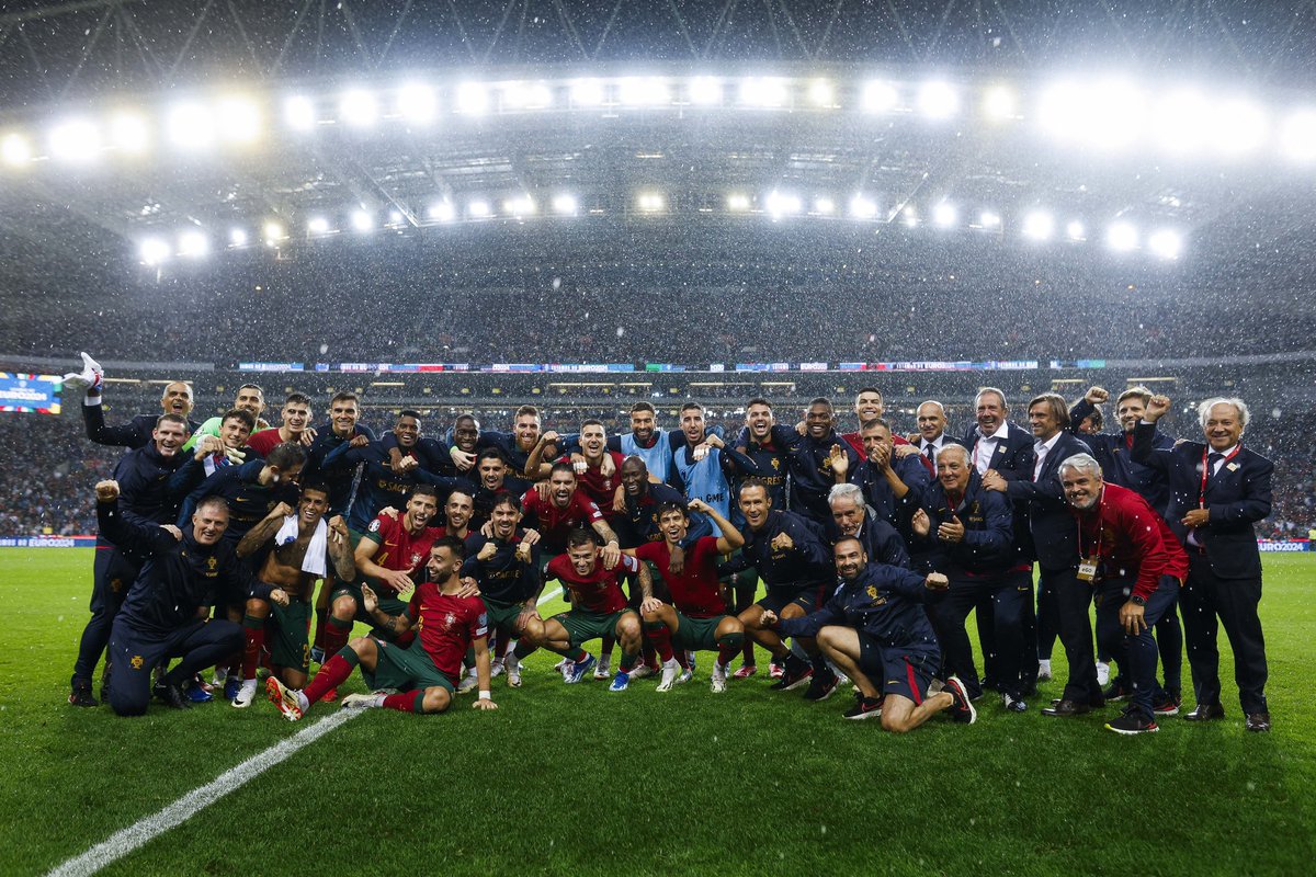 DalotDiogo's tweet photo. 𝗘𝗨𝗥𝗢𝟮𝟬𝟮𝟰  🔜 Obrigado portugueses, obrigado Dragão! #Euro2024 🇵🇹 https://t.co/6wfanbW2IL