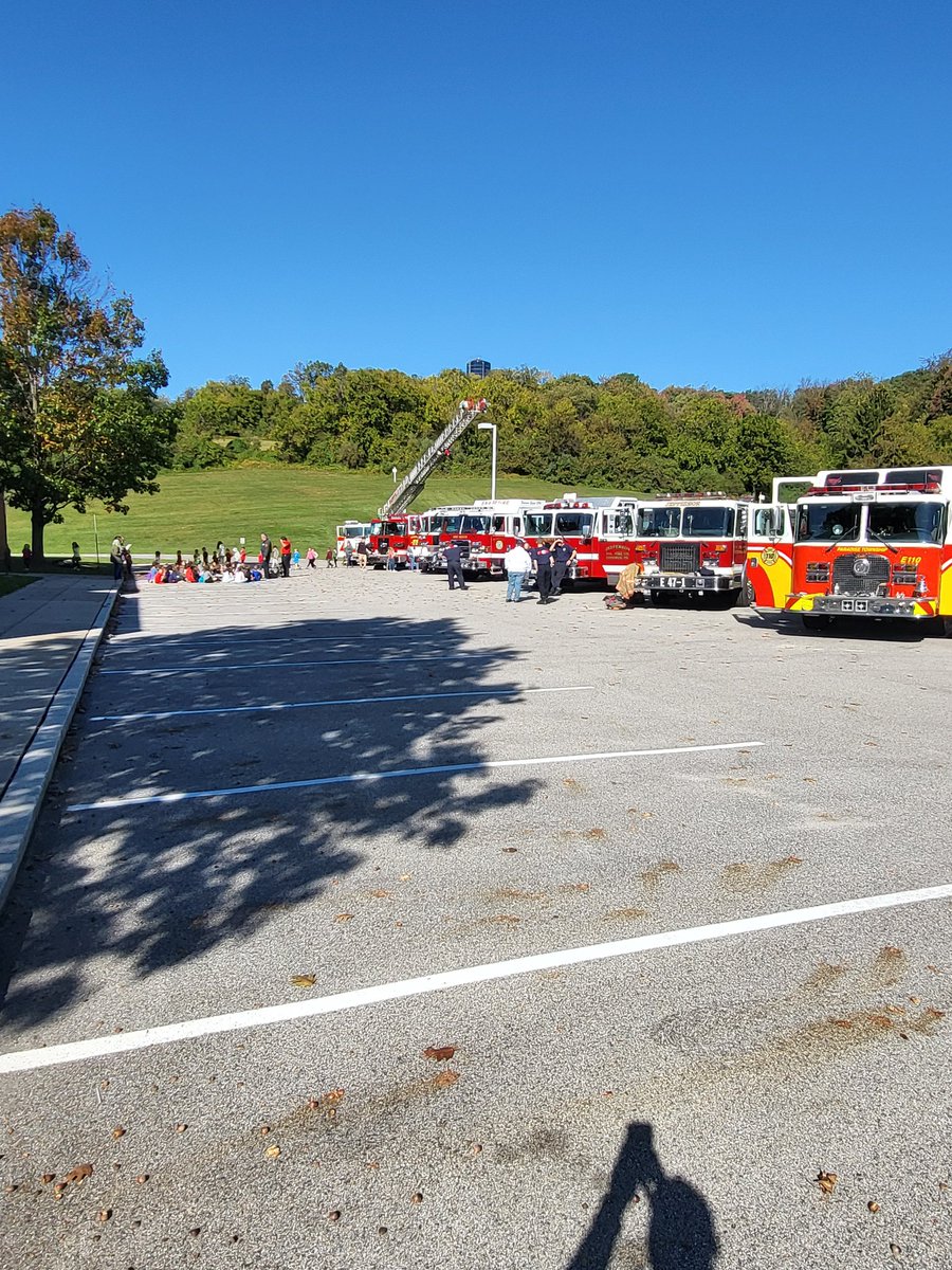 ChipFissel's tweet photo. Fire prevention at SGE...Thank you to our local firefighters for all they do to support and keep our community safe! Cool trucks...the kids loved it! #FirePreventionWeek #ROCKETPRIDE https://t.co/VdunwHPa07