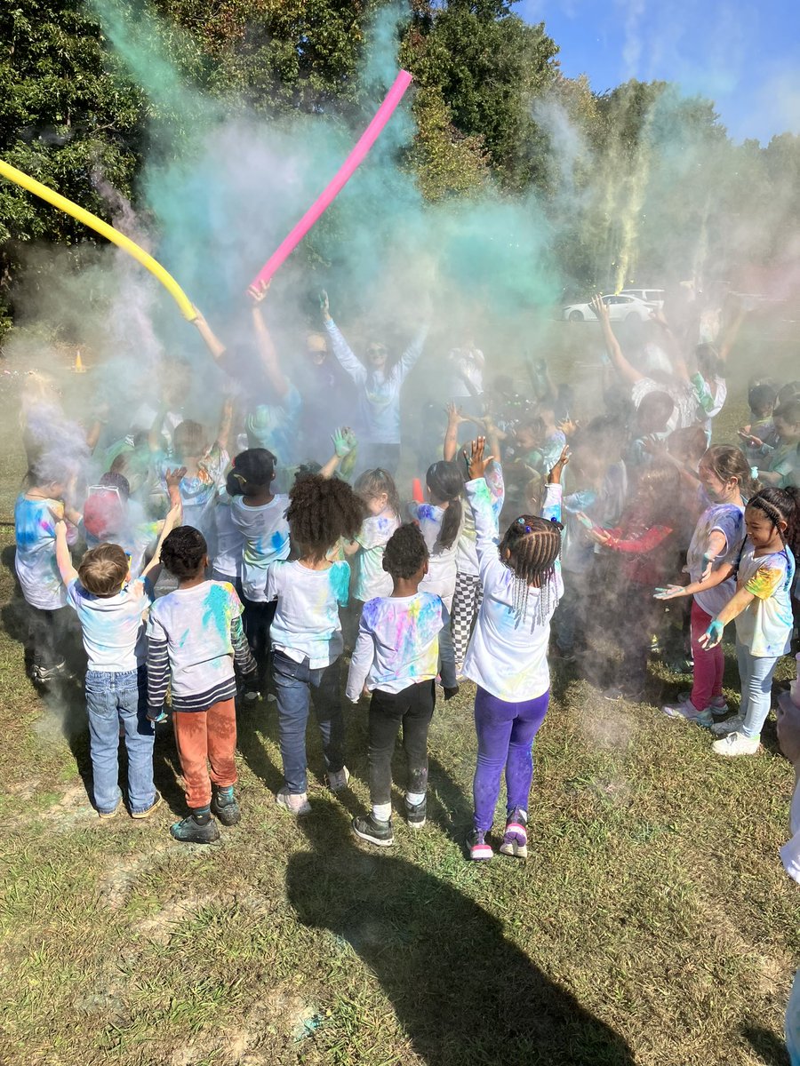 AprilWise29's tweet image. Color run! #ccesdukes #iamcucps #tryeverything