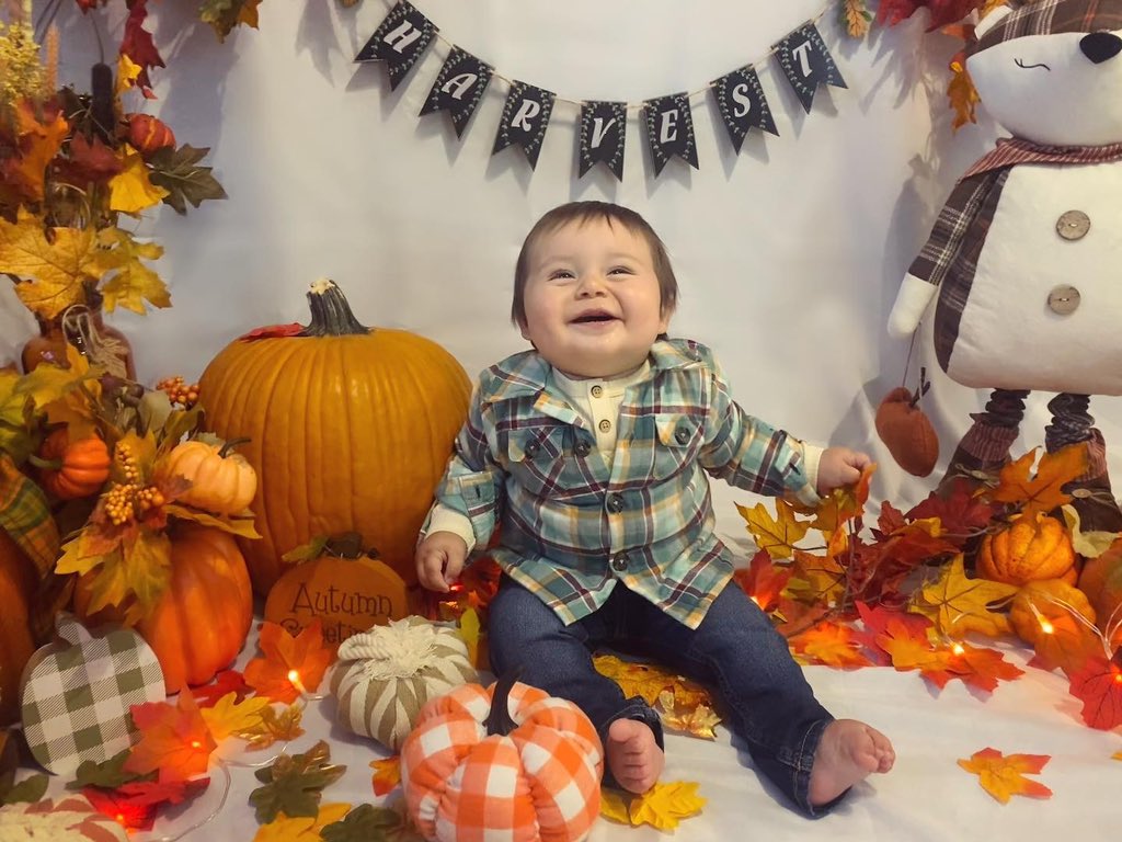Bgomezolson's tweet photo. 9 months with our favorite dude. ๐งก๐ #EverettRyan #FallPhotoshoot https://t.co/LZ3ePbYyry