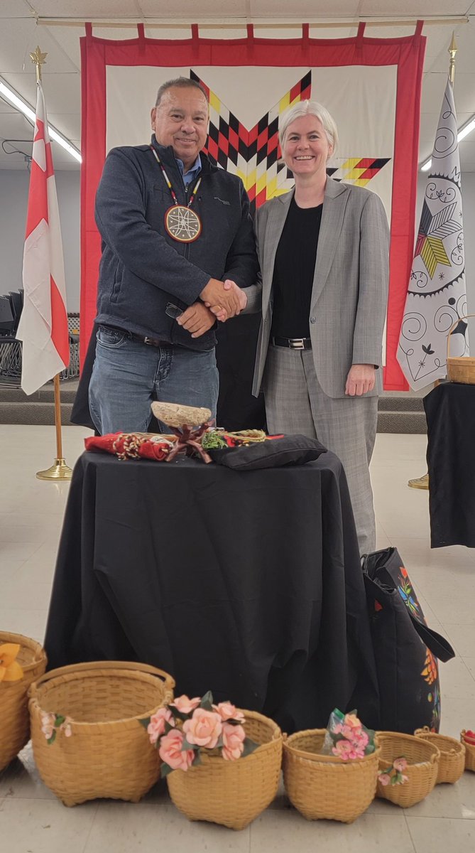 Today, Dalhousie U. @DalPres Kim Brooks apologized to L'nu'k for the hurt & pain caused by identity misappropriation at Dal. Kji Saqmaw Norman Sylliboy received the apology. He recommended a new beginning of relationship-building for Apiksitaqn (forgiveness) to begin. @DalhousieU