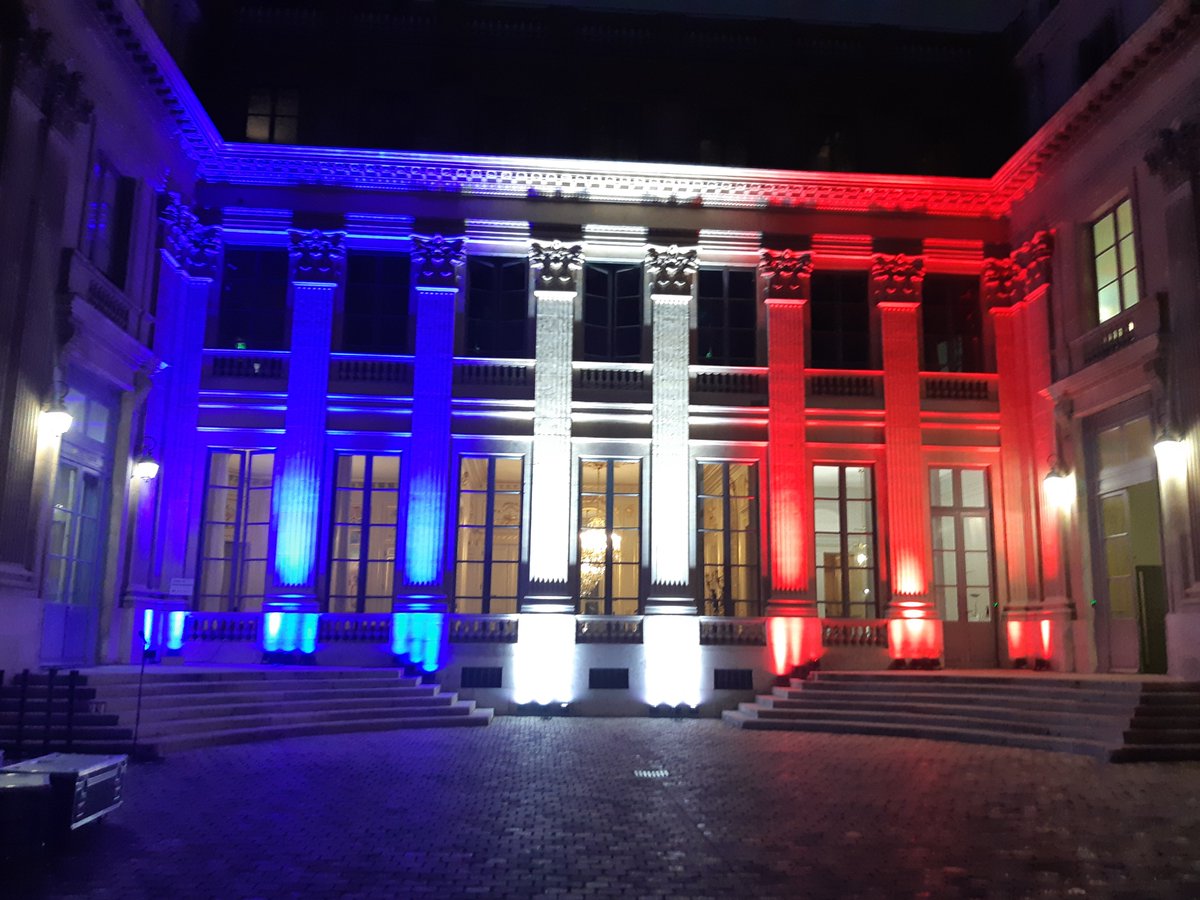 Le ministère de l’Education nationale, ce soir, aux couleurs de la France. Pour dire le courage et l’héroïsme du professeur assassiné à Arras et de tous ses collègues. Pour dire que la Nation fait bloc autour de son Ecole et de tous ses personnels. Unis et debout.