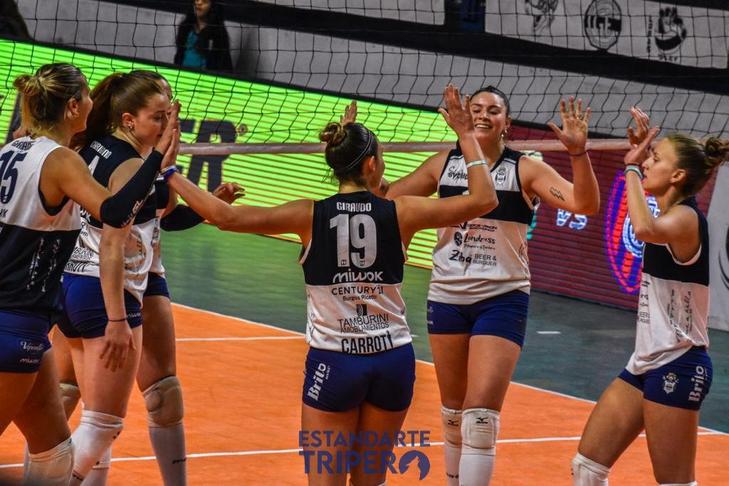 Estandarte_Trip's tweet photo. 🐺🏐 TRIUNFAZO EN EL POLI 

✔️ Con parciales de 25-23; 25-23 y 27-25; @voleycge venció en sets corridos a #SanLorenzo en el Victor Nethol por la 9 de la División de Honor del Metropolitano.

🔜 El próximo jueves visitan a #MLomasZ desde las 21:30 hs.

#CGE #GELP https://t.co/K7XytpaMD2
