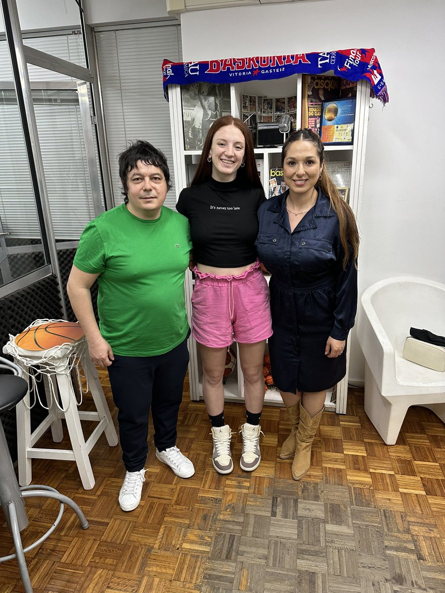 doblesytriples's tweet photo. ¡Muchas gracias @DelfiSaravia por la entrevista para @doblesytriples en @ucubasquet!
🎙️📱: @macarenalou16 y @adaniyasebas
👚🧢: @YPFGasAkitom y #crearindumentaria
#DelfinaSaravia #DelfiSaravia #ucubasquet #UCUWeb #UCUPlay @LFBArgentina #LigaFemenina @cufbasquetok #UniónFlorida https://t.co/Wt1XMl7Nn7