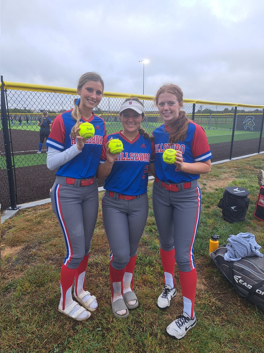 Hawks Softball defeats Cape Central 17-0. <a href="/K_Hilton22/">Kaylee Hilton</a> fanned 11, allowed 2 hits, and no walks. <a href="/uphoffpeyton/">Peyton Uphoff</a> , <a href="/laurennichols33/">Lauren</a> and Lorelei Johnson went yard in the win. Way to come out firing after the week ladies!!🥎💪🥎💪
<a href="/HHS_Athletics/">HHS Athletics</a>