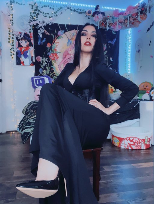 HAPPY FRIDAY THE 13th😉🖤🥀  &bull; #morticiaaddams #cosplay #cosplayer #fridaythe13th #spookyseason #theaddamsfamily<a href="/tag/morticiaaddams"class="tags">#morticiaaddams</a><a href="/tag/cosplay"class="tags">#cosplay</a><a href="/tag/brunette"class="tags"><span>#brunette</span></a><a href="/tag/cosplayer"class="tags"><span>#cosplayer</span></a><a href="/tag/allblackeverything"class="tags"><span>#allblackeverything</span></a><a href="/tag/alt"class="tags"><span>#alt</span></a>