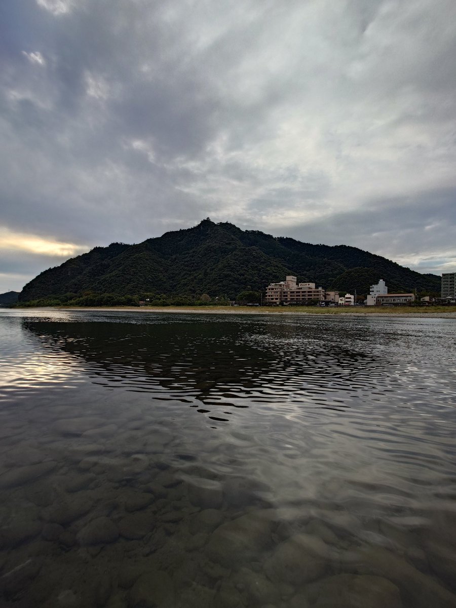 subrow326's tweet image. おはようございます☁
曇り空の金華山
お日様はわずかな隙間から
照らしてくれる