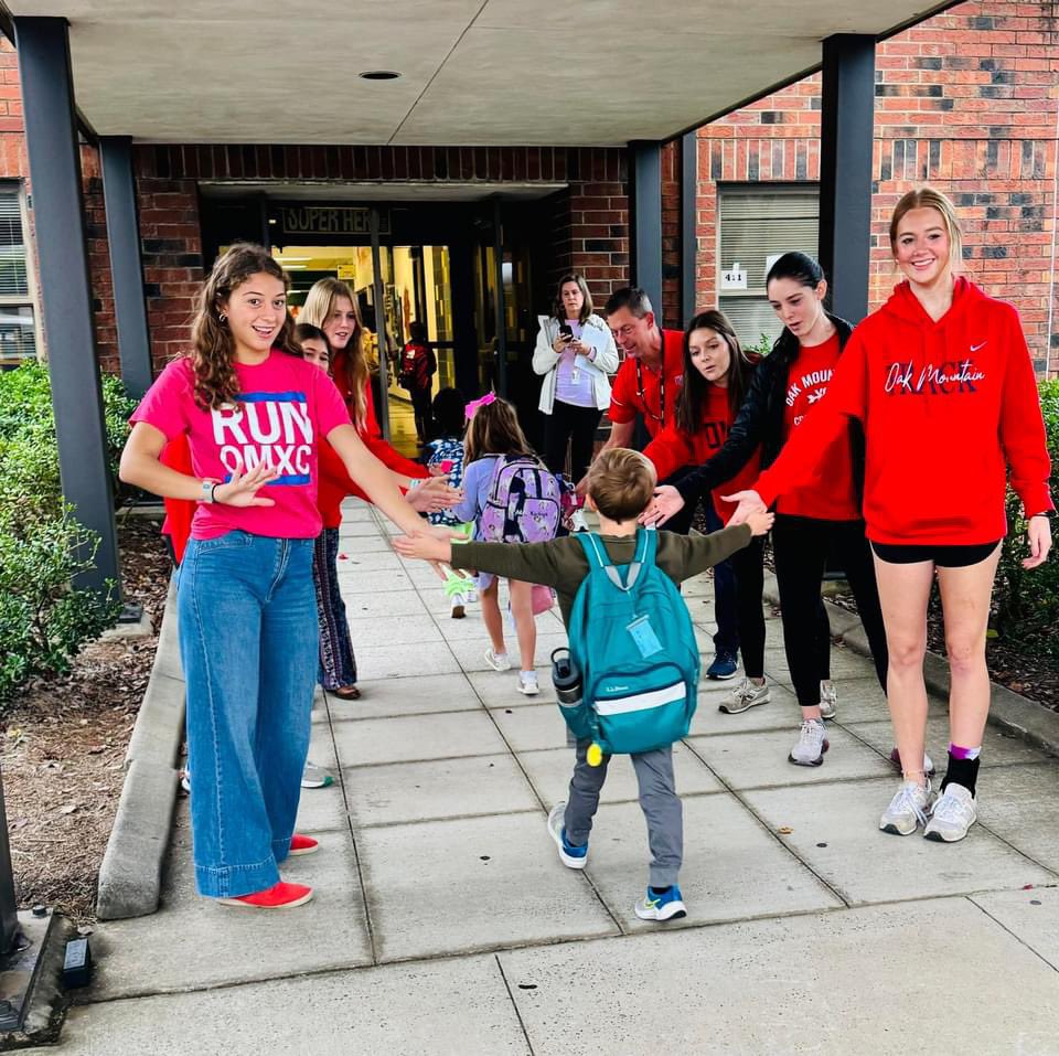 OMHSTrack's tweet photo. OMXC was handing out high fives on High Five Friday! 🖐🏼What fun for the little kids and the big kids! #team #family #omes https://t.co/PNVkNRMe6P