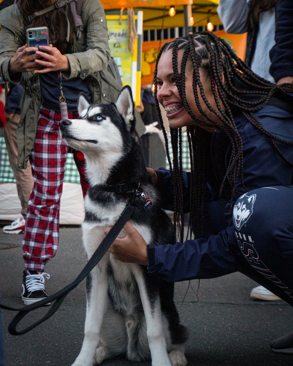 UConnHuskies's tweet photo. Kicking things off at the Block Party 💙

#UConnFirstNight | @UConnStudents https://t.co/f12HYCwMOa