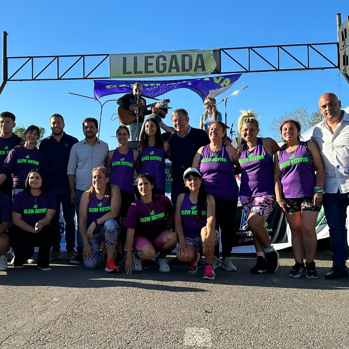 CascallaresPJ's tweet photo. 🏃🎽 Esta tarde en el Circuito de Glew participamos junto a @JuanoFabiani y a cientos de vecinos de la Jornada "Glew Activa" con actividades recreativas y deportivas para toda la familia.
#BrownCumple
#GlewCumple https://t.co/H2rgXK5Yqz