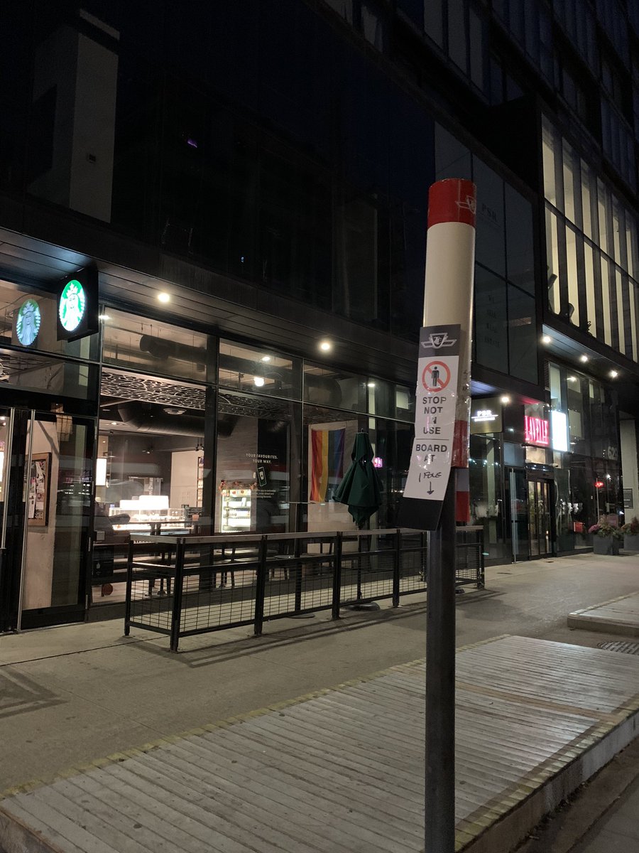 GrapeVixen's tweet photo. Hey @TTChelps why have you put the new Bathurst-King stop in the middle of an entrance/exit to a underground parking garage? Isn’t it bad enough having to navigate getting on and off? https://t.co/c0CuFR90Ww