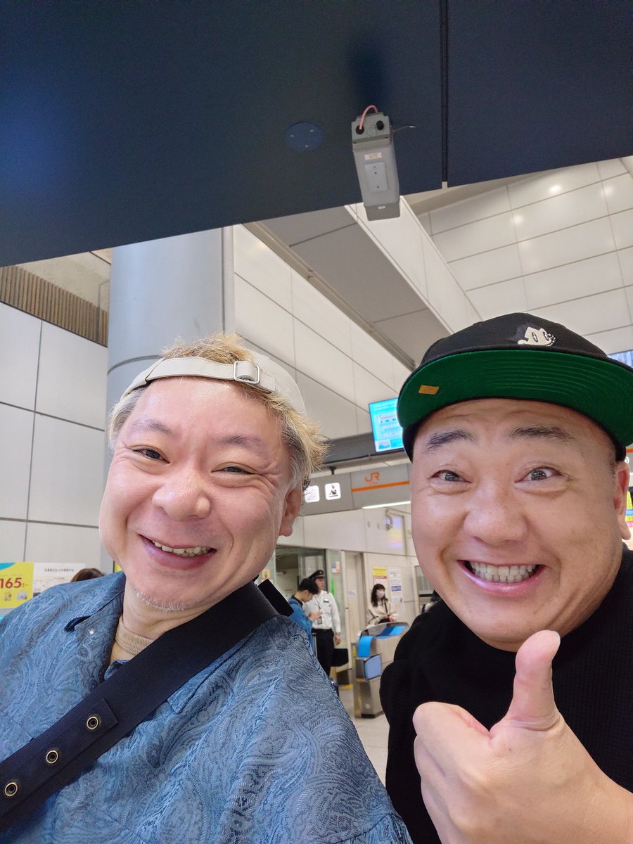 suzukiosamuchan's tweet photo. １０月１４日朝７時半。
今日は妻との２２回目の結婚記念日。
早いなー。
妻はイッテQのロケで、いません。
なんで、わけあって、笑福と男二人で、ある場所に旅に出ました。
すると、先程、品川駅で「おさむ！」と声をかけてくれた人が。
見ると。
極楽とんぼの山本さーーーん！
山本さんとは、めちゃイケの前身番組「とぶくすり」のときに出会いました。
３０年前ですよ。
放送作家を辞めると発表して、２日後に、山本さんと会えるなんて。
縁を感じます。
この旅は、おもしろくなりそうです。
山本さん、ありがとうございます！！