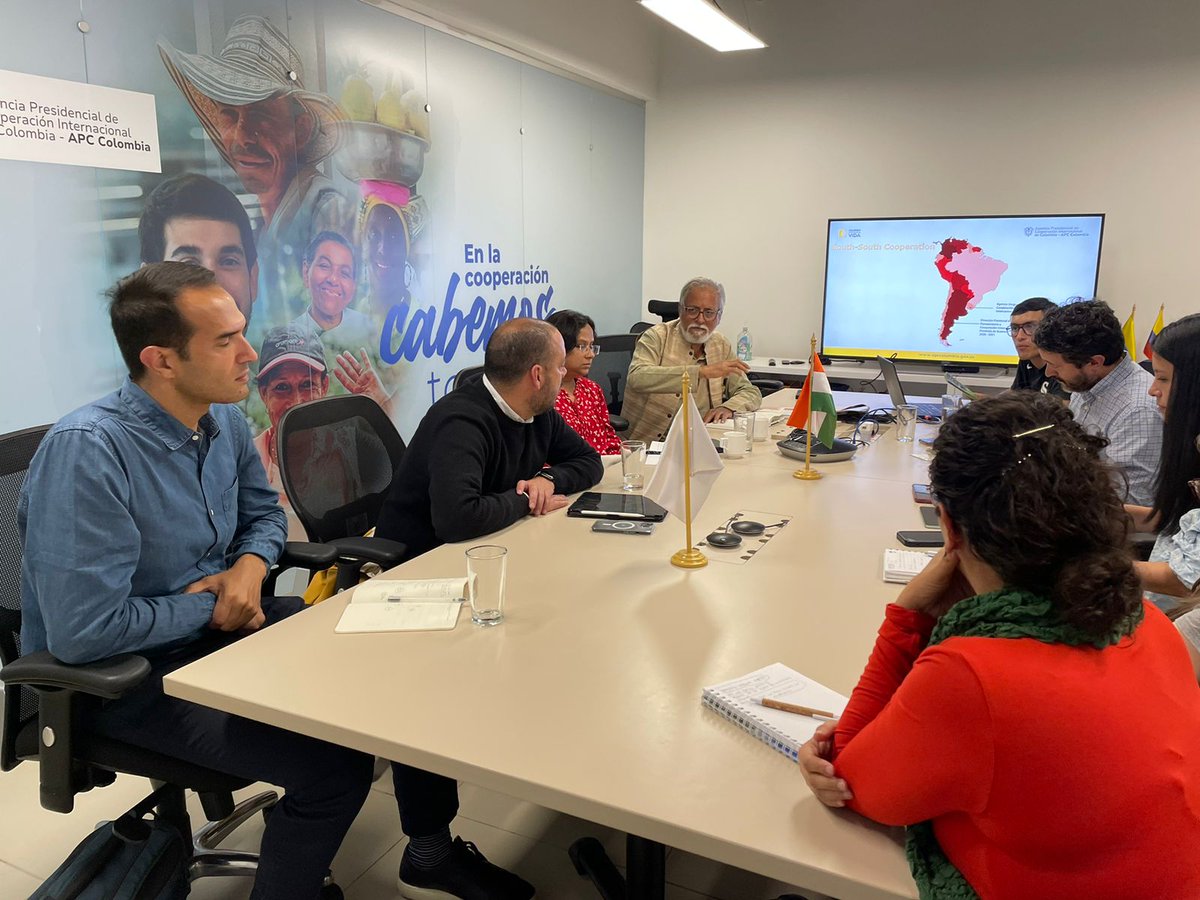 APCColombia's tweet photo. Recibimos la visita del Laboratorio de Innovación del @PnudColombia y México, junto a los expertos Anil Gupta y Anamika Dey de @honeybeenetwork 🐝. Desde el Observatorio de Cooperación, nos unimos para impulsar soluciones de innovación a los retos actuales de desarrollo🌍 https://t.co/ws2VWFDFO3