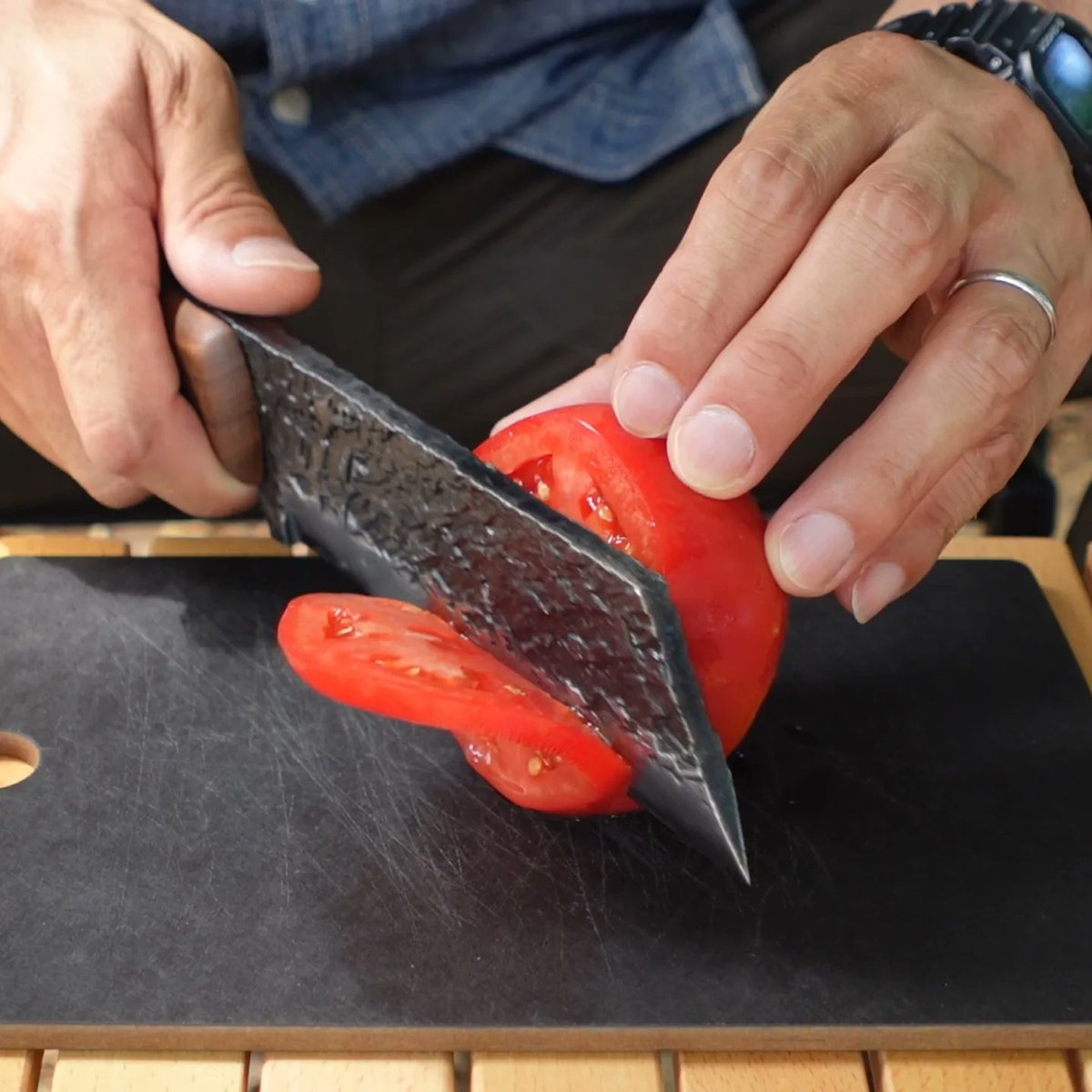 chikyugi358's tweet photo. 鉈で柔らかいトマトがスパッと切れる！
もちろん太い薪も一刀両断！

無骨で有り繊細。

見た目から使い勝手まで、まさに唯一無二。

【益荒男鉈】
↓こちらから↓
https://t.co/ff3puU3ar1

チキューギ．オンラインショップ
「地球游技」

#チキューギ #益荒男鉈 https://t.co/LRfwFWkPyI