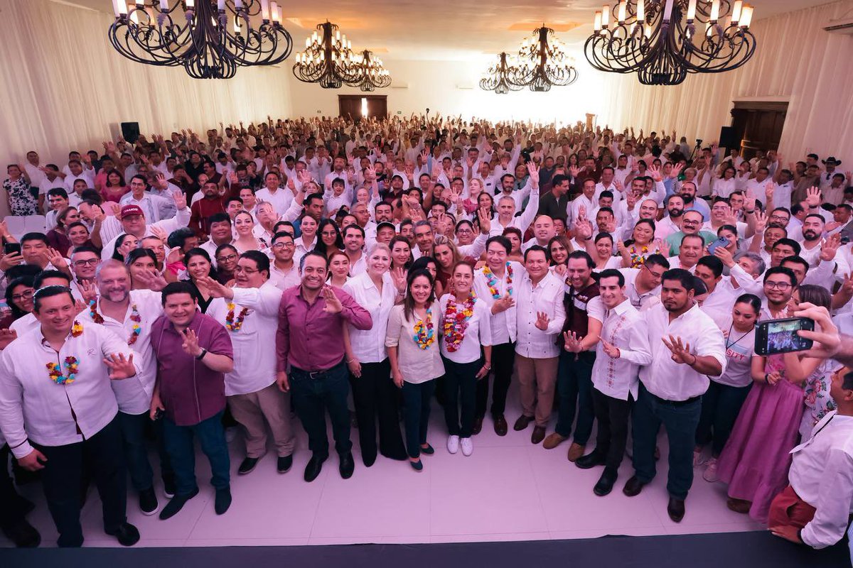 Claudiashein's tweet photo. En Valladolid, Yucatán nos reunimos con l@s dirigentes del partido Morena, el PT y Partido Verde. Les comenté que en la última encuesta telefónica Morena está dos a uno del PAN en este bello estado. https://t.co/nX0s4QHYEU