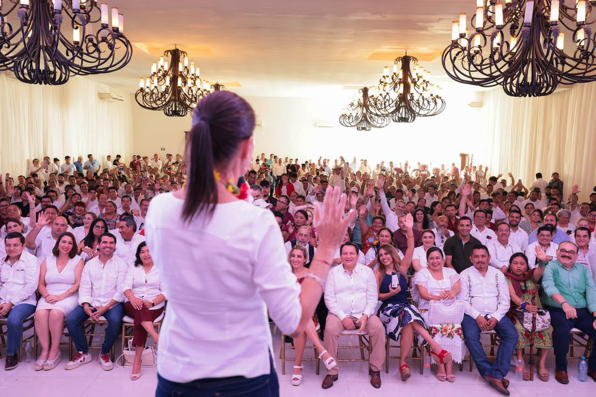 Claudiashein's tweet photo. En Valladolid, Yucatán nos reunimos con l@s dirigentes del partido Morena, el PT y Partido Verde. Les comenté que en la última encuesta telefónica Morena está dos a uno del PAN en este bello estado. https://t.co/nX0s4QHYEU