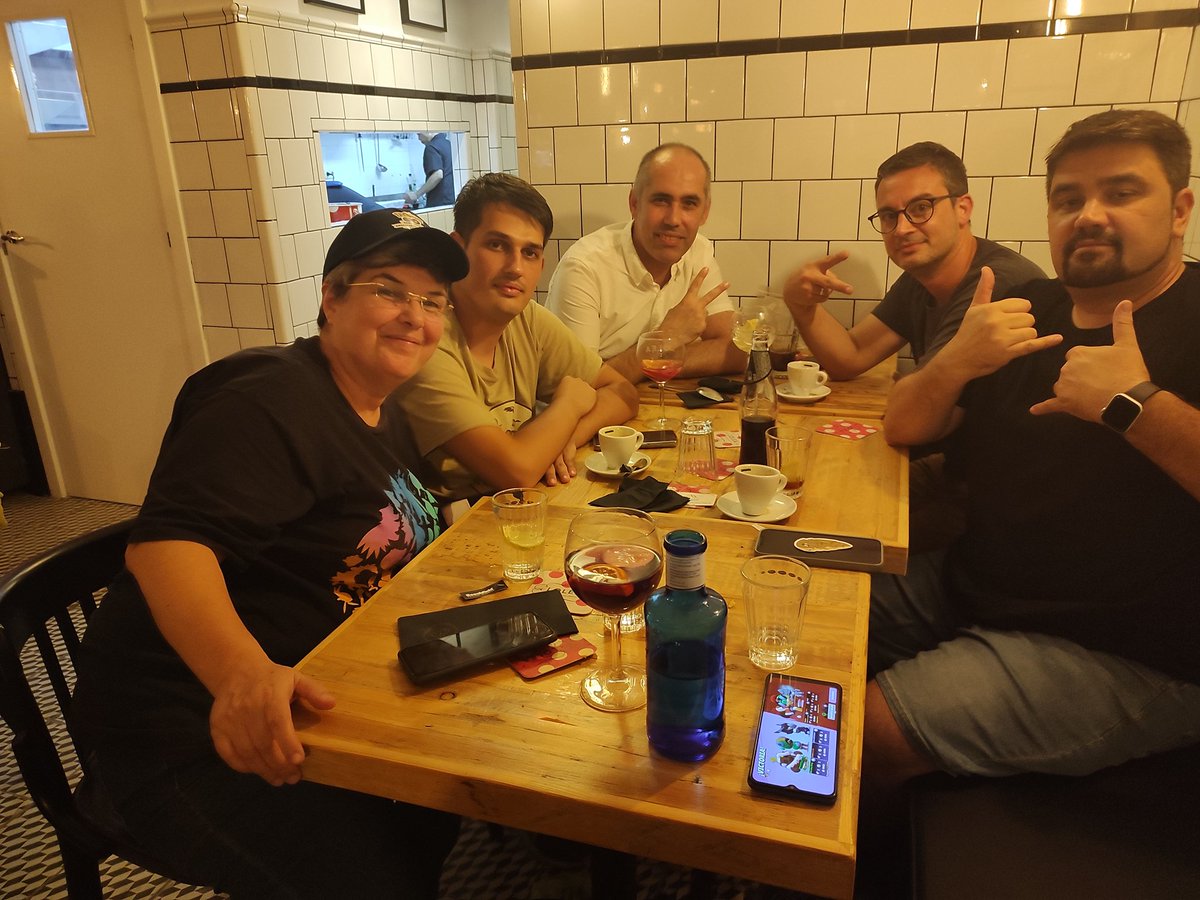 Hermanando comunidades, ha sido increíble conocer a una parte  de los embajadores en el #citysafari #barcelona <a href="/NianticLabs/">Niantic</a> <a href="/PokemonGoApp/">Pokémon GO</a> <a href="/PokemonGOespana/">Pokémon GO España</a> #ambassador #MeetYouOutThere  #PokemonGOCommunity  #PokemonGOCitySafari @PokemonGoLleida <a href="/keibron/">Keibron</a> <a href="/AthensNw/">NW Athens GO 🧭</a>