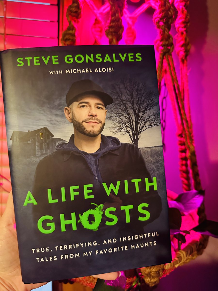 JessicaKnapik's tweet image. Oh snap look what the mailman brought! 😍 @stevegonsalves1 spooky new book! 💚 Can’t wait to read this &amp;amp; see the haunted locations I’ve been to, &amp;amp; ones I still need to get to 👀🔦 grab a copy here: amazon.com/shop/magickbro…