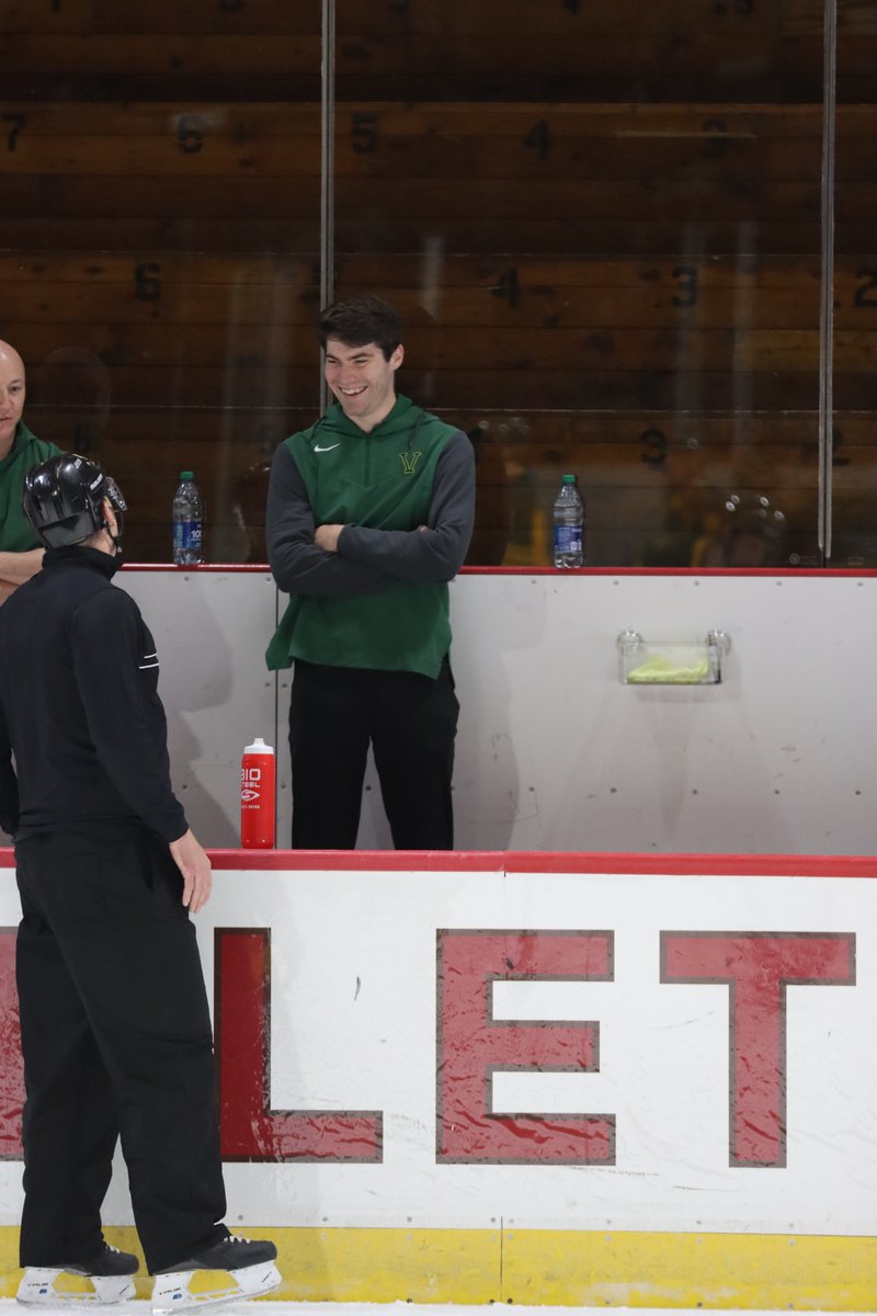 Tonight's starting lineup was announced by Student Manager Alex Beauregard in recognition of his 100th game. Thanks for all you do Al!
#802Hockey
