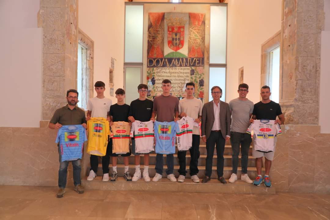 Presidente do Município de Barcelos recebe atletas que obtiveram resultados de relevo: acrroriz.com/presidente-do-…