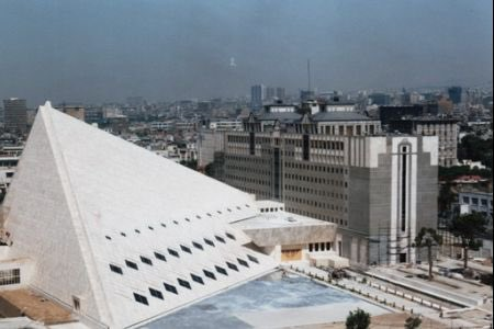 Vision4theBlind's tweet photo. The Iran Parliament building is a giant pyramid with 33 windows

"All the world's a stage" https://t.co/NRn9PYQWcY