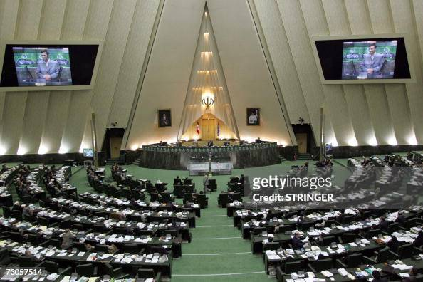 Vision4theBlind's tweet photo. The Iran Parliament building is a giant pyramid with 33 windows

"All the world's a stage" https://t.co/NRn9PYQWcY