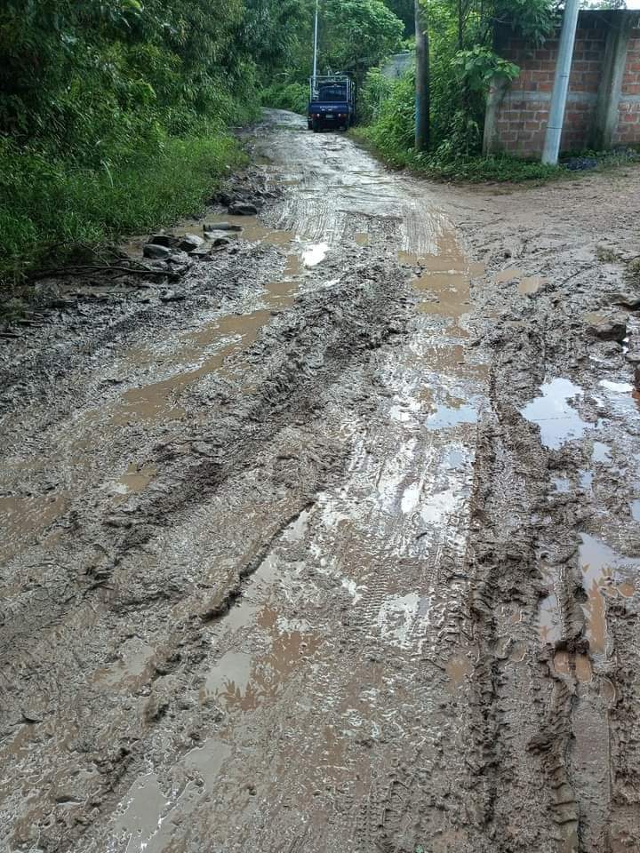 Mi presidente por esta calle pasan  a diario niños que van a la escuelita de mi pueblo ...el alcalde del pueblo por el cual vote hasta se enoja cuando le pedimos ayuda...
Y le hecha la culpa al FODES.....será que nos soluciona como regalito de navidad.<a href="/nayibbukele/">Nayib Bukele</a>