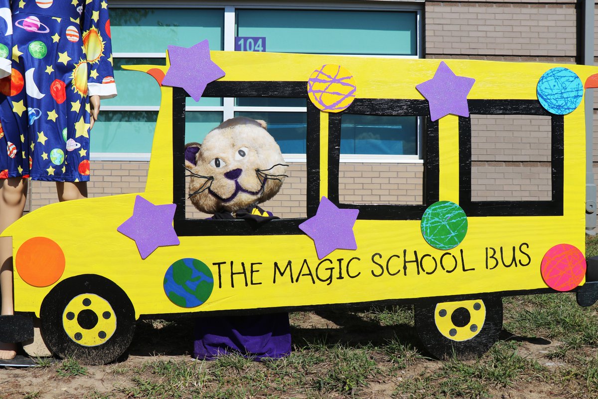 rockwoodschools's tweet photo. The Eureka Scarecrow Festival runs all this month, and our Rockwood schools are getting in on the fun! Check out these fall visitors at Blevins, Eureka and Geggie elementary schools and Eureka High. #WeAreRockwood #ForwardwithCommunity https://t.co/sEmxhwuawg
