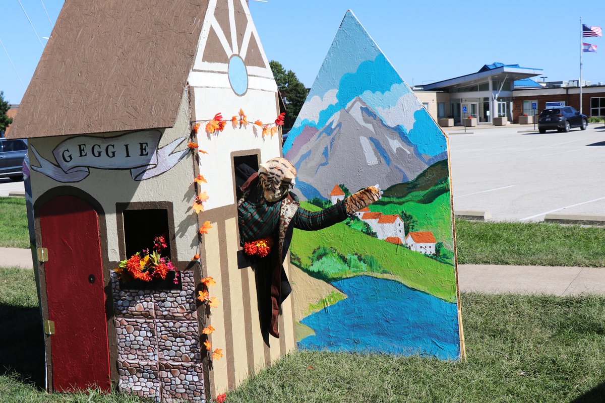 rockwoodschools's tweet photo. The Eureka Scarecrow Festival runs all this month, and our Rockwood schools are getting in on the fun! Check out these fall visitors at Blevins, Eureka and Geggie elementary schools and Eureka High. #WeAreRockwood #ForwardwithCommunity https://t.co/sEmxhwuawg