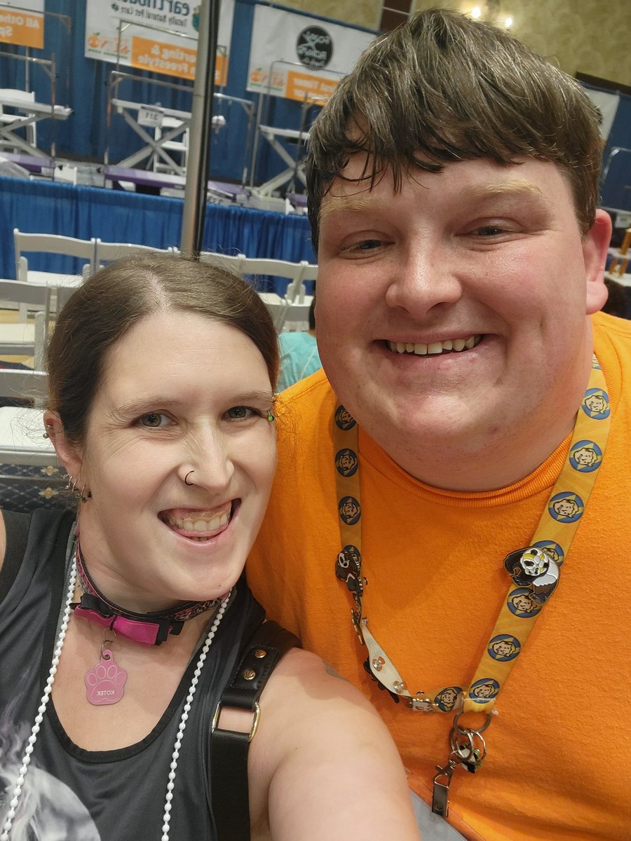 Let's not forget this awesome guy! Proposing to his girl on TV like a boss! 💚💚💚 #kingdombarks #toesnbows #funinthesuntradeshow