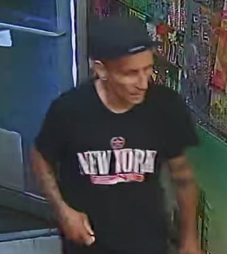 NYPDnews's tweet photo. 🚨WANTED for ASSAULT: Know him? On 9/13 at 9:47 PM, at 237 East 194 St, an unknown individual entered and struck the victim in the face with a bottle. 

If you have any info DM @NYPDTips, or anonymously call 800-577-TIPS (8477). https://t.co/QXwFj9xzwC