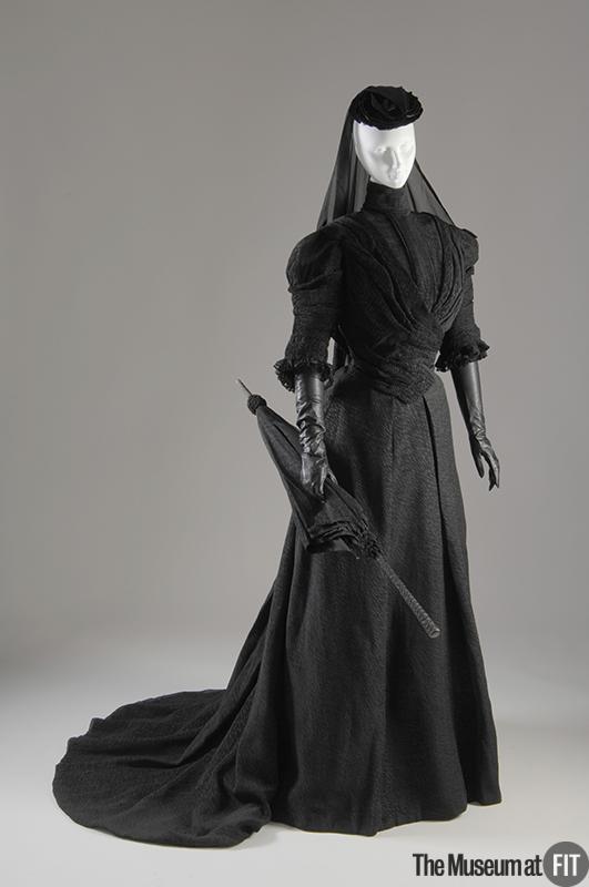 wikivictorian's tweet photo. Mourning ensemble, 1907. The Museum at FIT. https://t.co/JwAQ1OMJIa