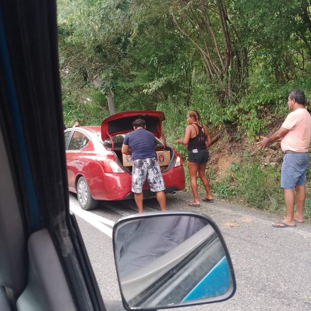CentralQNoticia's tweet photo. 🔴 Rapiña en #Pochutla, personas en automóviles particulares saquean camión de #cervezas
Un camión con cerveza volcó esta tarde cerca de la desviación de #Cuatunalco en San Pedro Pochutla. De acuerdo con el reporte, el chofer de la unidad perdió el control, provocando que volcara en el asfalto, tirando todas las cajas de cervezas.
Luego de la situación, algunas personas arribaron al lugar, para iniciar con el saqueo de la unidad y llevarse las cervezas en algunos automóviles y en triciclos.
Pese a este hecho no se reportó presencia policíaca para impedir el saqueo y del accidente se reportó una persona lesionada.
Con información de Pedro Parola
#CentralQNoticias #Noticias #Oaxaca
https://t.co/YZa7OI9OXh