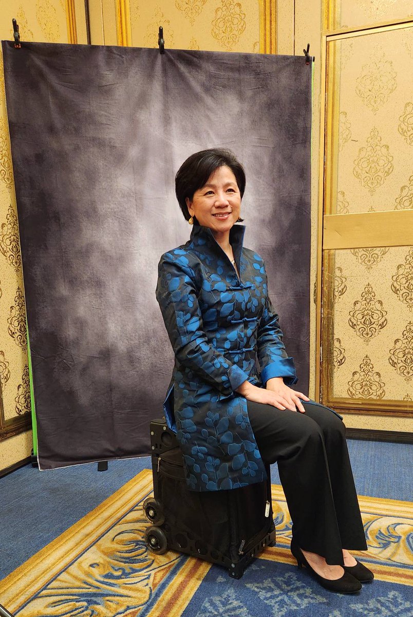 Mandarin_Voice's tweet photo. Enjoyed a fun portrait session by Wells Fargo at the @NationalACE #AAPIStrong Conference. 

#AsianAmericanBusiness 
#8a 
#EDWOSB 
#WellsFargo
#Networking 
#Opportunities https://t.co/7SaUM7umAw