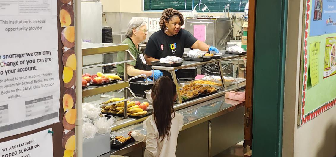 What an amazing Friday! 🤩 I enjoyed seeing all the smiles and surprise as I served lunch to my students today. The Pershing ES cafeteria staff are the best! 🌭🍎🥛#CelebrityLunchServer #PrincipalLife #SAISDFamilia