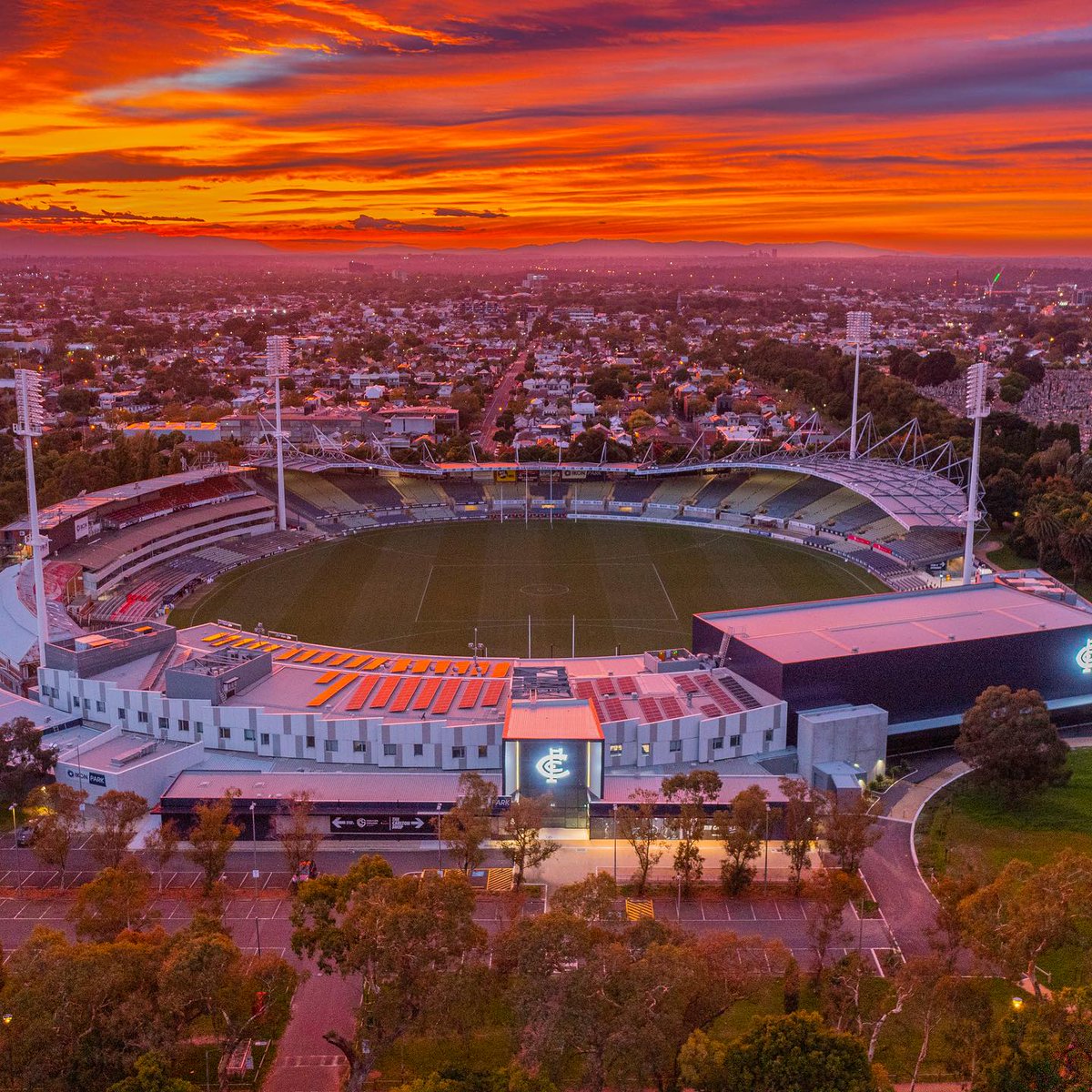 Golden hour over the stadium ✨💛

Princes Park is the primary AFLW ground in Melbourne and home to Carlton FCW 🏉

📍 Princes Park, Carlton, on Wurundjeri country
📸 via IG/walking_perspective