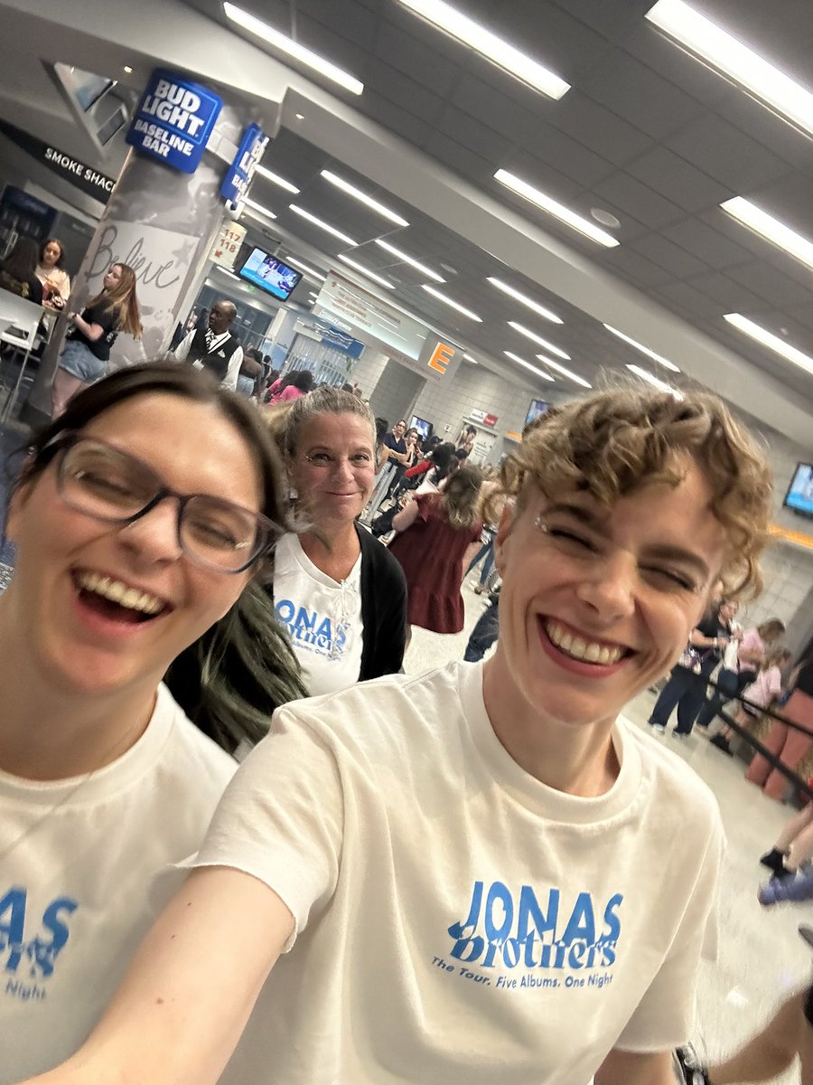 lyssa_lawrence's tweet photo. My moms first Jonas concert since 2012! @jonasbrothers #thetour #thetourorlando https://t.co/BPOfva8m2Q